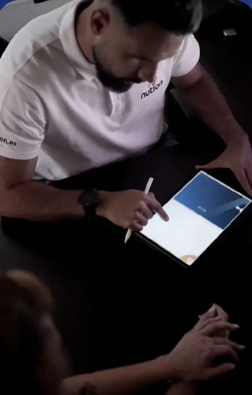 Mario revisando un plan nutricional en la tablet