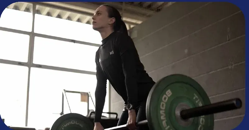 Mujer entrenando con barra en el gimnasio