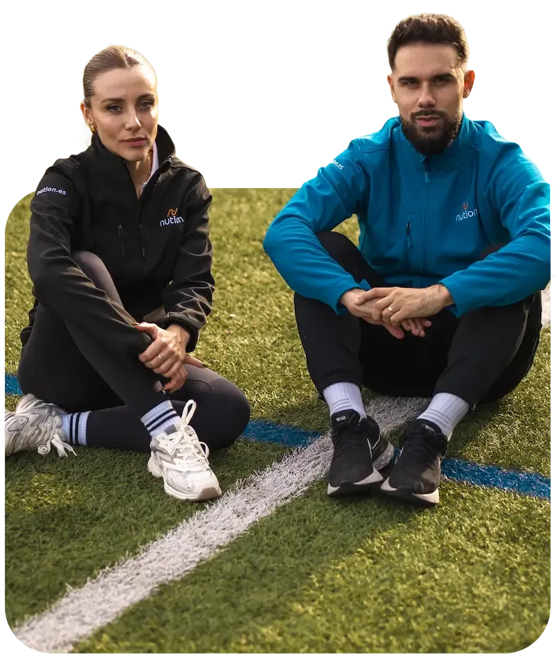 Mario y Sara, hermanos y fundadores de Nution, sentados en el campo