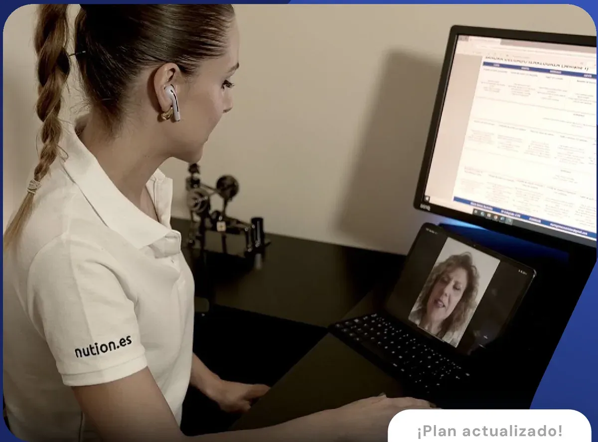 Sara atendiendo una consulta online desde el despacho de Nution